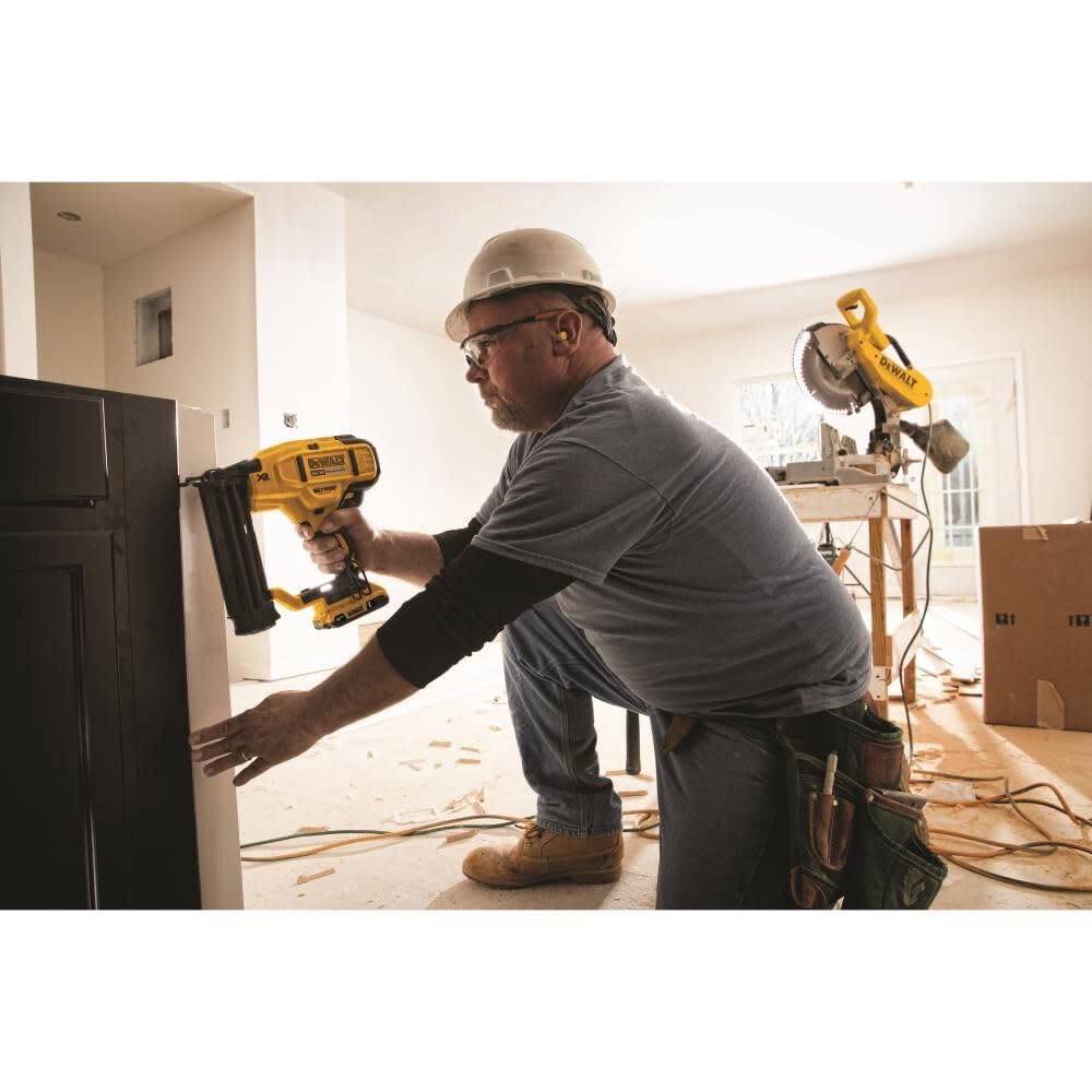 20V MAX Cordless Brad Nailer E67786